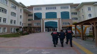 Burdurda jandarma ekiplerinin asayiş çalışmalarında 5 firari yakalanarak cezaevine gönderildi