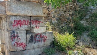 Bursada 2 bin yıllık tarihi surlara sprey boya ile yazı yazdılar