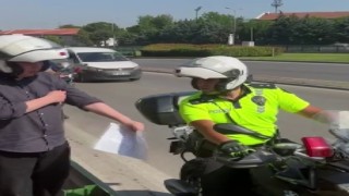 Bursada geç kalan öğrencileri yine motosikletli polisler yetiştirdi