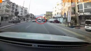 Bursada makas atan otomobil, bebek ile anneyi altına alıyordu