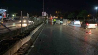 Bursada refüjdeki koruma tellerine çarpan otomobil takla attı: Karı-koca yaralandı