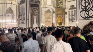Bursada vatandaşlar, bayram namazı için Ulu Camiye akın etti