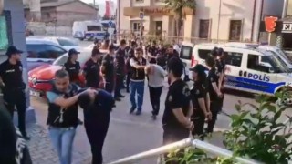 Bursada zehir tacirlerine şafak operasyonu...Kapılar koçbaşlarıyla kırıldı, dron havadan takip etti