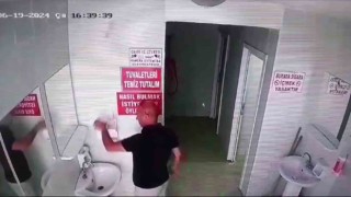 Cami tuvaletindeki sabunluğu çaldı, o anlar kamerada