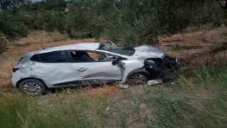 Çanakkalede araziye yuvarlanan otomobilin sürücüsü yaralandı
