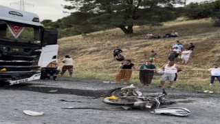 Çanakkalede kamyon ile motosiklet çarpıştı: 2 ölü