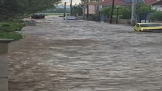Çankırıda sel suları yolları bastı