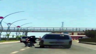 Canlarını hiçe sayıp, motosikletle seyir halindeki aracı yumrukladılar
