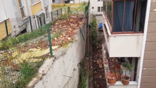 Çatı katının yıkılan duvarı 3 daireye zarar verdi