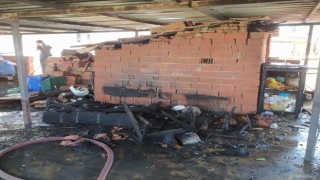 Çatıda tutuşan eşyalar, itfaiyeyi harekete geçirdi