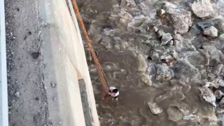 Çay yatağında mahsur kalan 2 kişi kurtarıldı