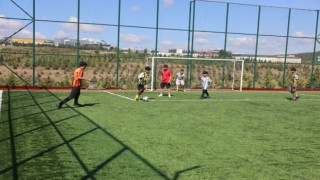 Çayırovada çocuklar yaz tatillerini halı sahalarda geçiriyor