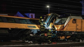 Çekyada iki tren kafa kafaya çarpıştı: 4 ölü, 22 yaralı