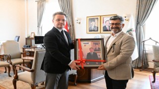 Cemardan Vali Enver Ünlüye özel tablo hediyesi