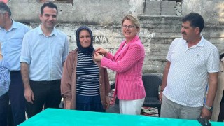 CHP’li Kaya, Partiye Yeni Üye Olanlara Rozet Taktı