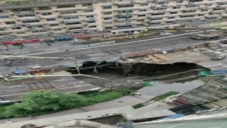 Çinde metro inşaatı yakınlarında yol çöktü, 2 metrelik çukur oluştu