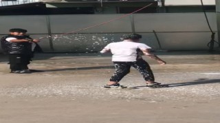 Çocuklar akaryakıt istasyonundaki köpükle böyle oynadı