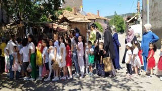 Çocuklar bayram adağı kuyruğunda
