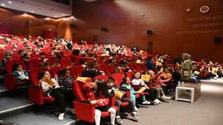 Çocuklar ilk defa tiyatroyla buluştu