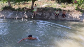Çocuklar serin olduğu için sulama kanalını tercih ediyor