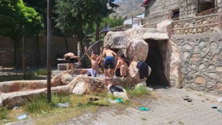 Çocuklar serinlemeyi eğlenceye çevirdi