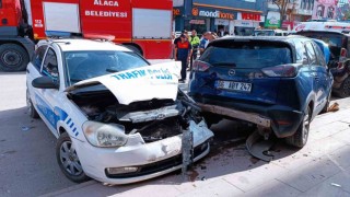 Çorumda kontrolden çıkan cip polis otosuna çarptı: 2si polis 3 yaralı