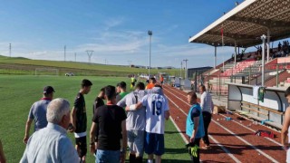 Çorumda sıcaktan bayılan 2 futbolcu hastanelik oldu