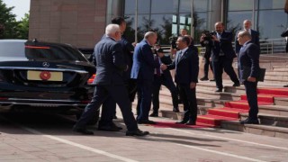 Cumhurbaşkanı Recep Tayyip Erdoğan, CHP Genel Başkanı Özgür Özel ile görüşmek için CHP Genel Merkez binasına geldi.