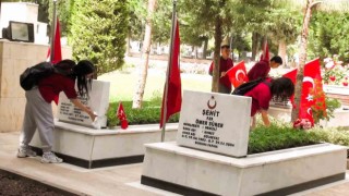 Değerlerine sahip çıkan gençlerden vatan için canını veren şehitlere anlamlı ziyaret