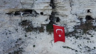 Deniz manzaralı mağarasında keyif çatıyor