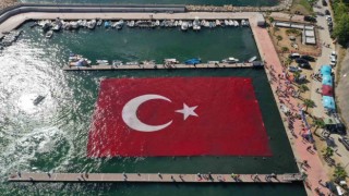 Denizde dev Türk bayrağı açıldı