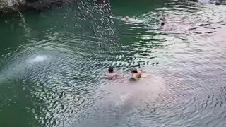 Denize uzaklığı 75 kilometre olan Mahalle halkı doğal havuzda serinliyor
