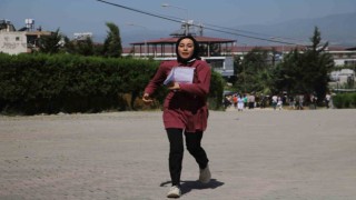Deprem bölgesinde 40 derece sıcakta YKS heyecanı, sınava geç kalanlar koşu maratonunda ter döktü