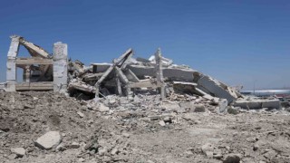 Deprem etkisi yapan 10 katlı binanın yıkılma anı kamerada