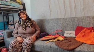 Depremde enkaz altından çıkartılan 65 yaşındaki kadın hayata örgü yaparak tutundu