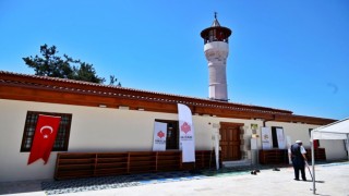 Depremde hasar gören 534 yıllık cami ibadete açıldı