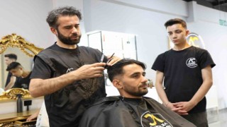 Depremin merkez üssündeki berberlerde bayram yoğunluğu