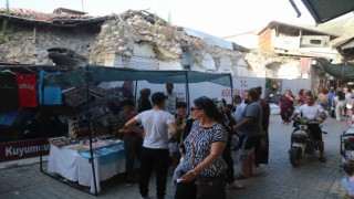 Depremin yıktığı çarşıda eski günleri aratmayan bayram alışverişi