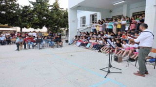 Depremzede öğrencilerden hayran bırakan konser