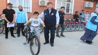 Depremzede yetimlerin yüzü hediye edilen bisikletlerle güldü