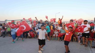 Depremzedeler, milli maç heyecanını konteyner kente kurulan dev ekranda yaşadı