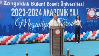 Devrekte üniversite öğrencileri mezuniyetlerini kep atarak kutladılar