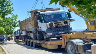 Devrilen kamyonun kapattığı İzmir-Çanakkale kara yolu yeniden trafiğe açıldı