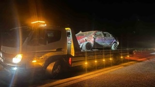 Devrilen otomobilin sürücüsü yaralandı
