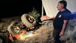 Devrilen traktörün altında can verdi