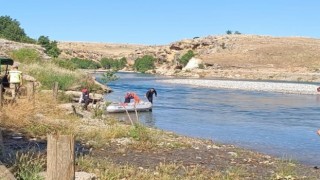Dicle Nehrinde mahsur kalan 4 çocuk ve genç kurtarıldı
