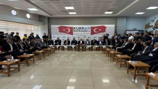Diyarbakır Valisi bayram kutlamasında vatandaşlarla vedalaştı