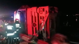 Diyarbakırda devrilen tırın sürücüsü yaralandı