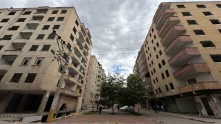Diyarbakırda hasarlı binalar yıkılmayı bekliyor