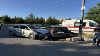 Diyarbakırda iki otomobil çarpıştı: 2si çocuk 7 yaralı